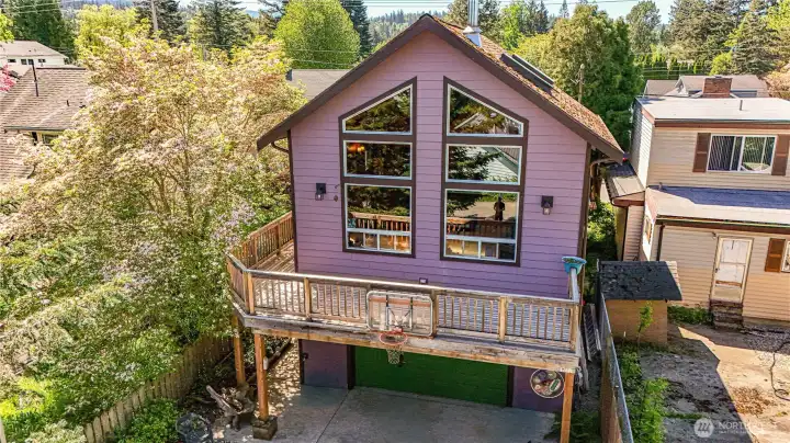 Large private back deck !