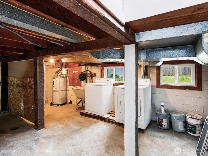 Large unfinished basement with W/D Large unfinished basement with W/D
