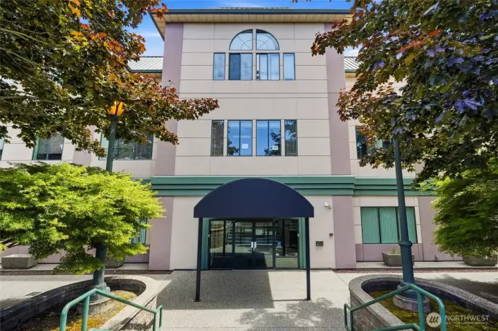 Entrance with wheelchair accesible ramp. Secure entrance. Entrance with wheelchair accesible ramp. Secure entrance.