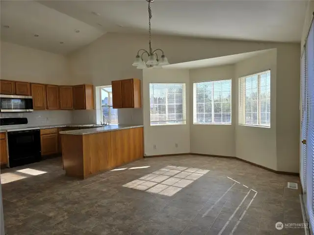 Kitchen & dining area with bay window