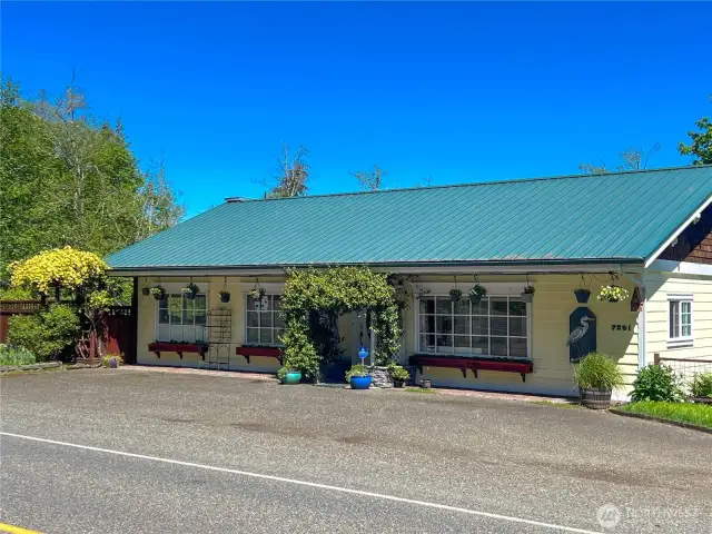 Excellent frontage and exposure on Oak Bay Road!