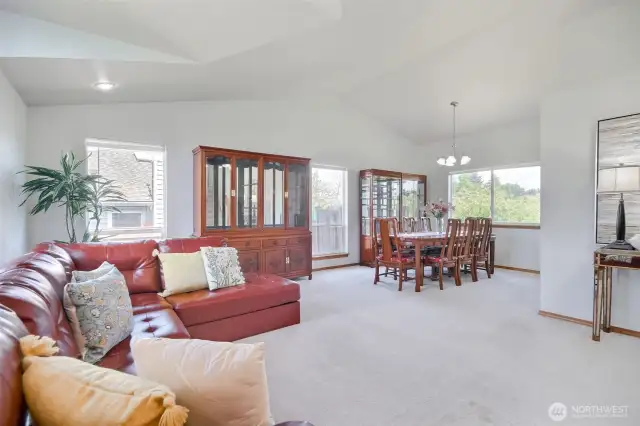 Entertainment size living and dining room