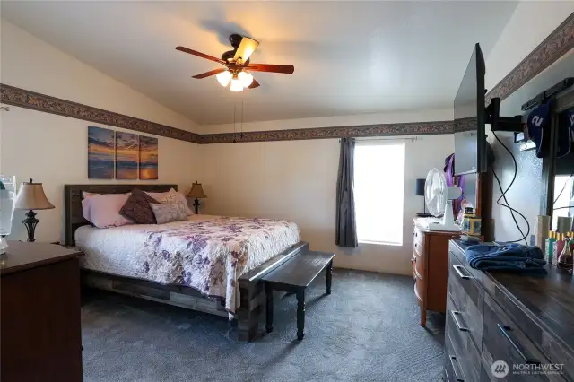 Very spacious primary bedroom