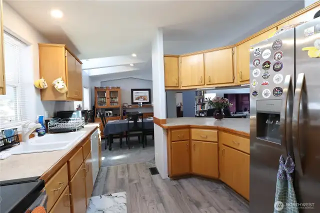 Plenty of storage, stainless steel appliances