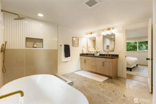 Gorgeous ensuite - shower enclosure now intstalled!