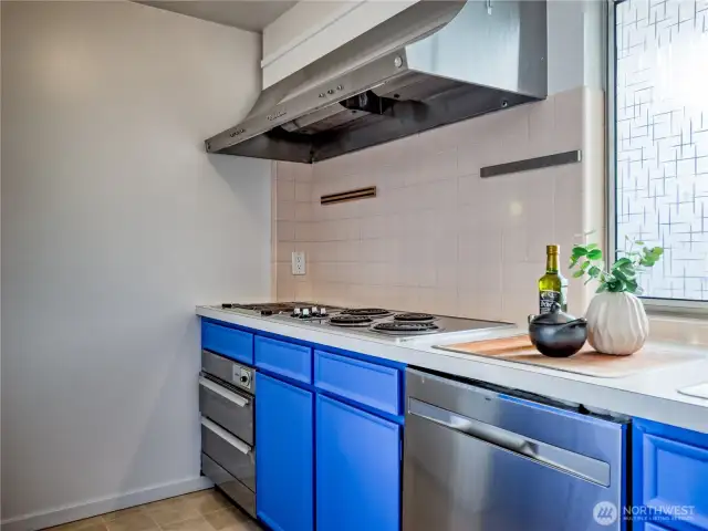 Look for the charming grill at the stove’s end, a unique touch for warm, ready-to-serve dishes