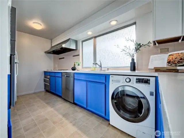 Gourmet kitchen complete with warmer drawers and all the essentials for culinary excellence