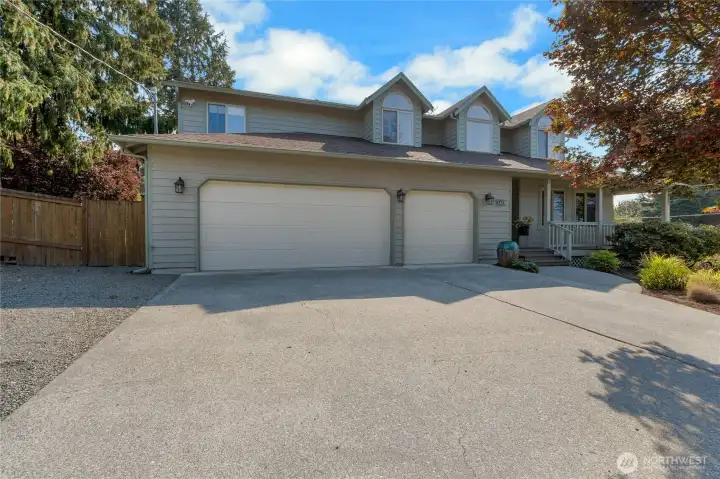 Large Driveway with plenty of parking and room for an RV or Boat.