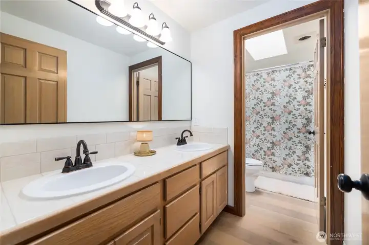 Full guest bathroom w/double vanity, new flooring, skylight.