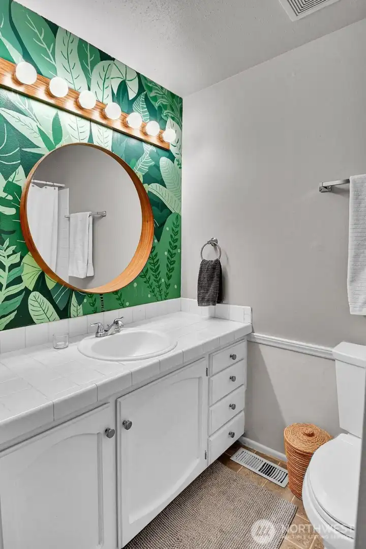 Full bath for the secondary bedrooms and guests.