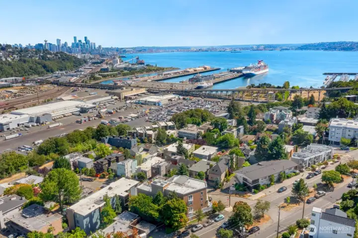 This exceptional home is conveniently located to Magnolia Village, Elliott Bay Marina, Discovery Park, Expedia’s headquarters at the foot of the Magnolia Bridge, Fisherman’s Terminal, Ballard Locks, Amazon Campus & South Lake Union, Myrtle Edwards Waterfront Park, Public Market, Seattle’s re-imagined waterfront and Aquarium, Colman Ferry Terminal, Seattle Center, Space Needle and Chihuly Gardens, and is an effortless commute to downtown!