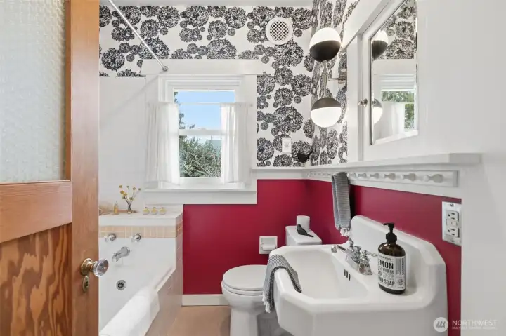 Main floor full bath with soaking tub.