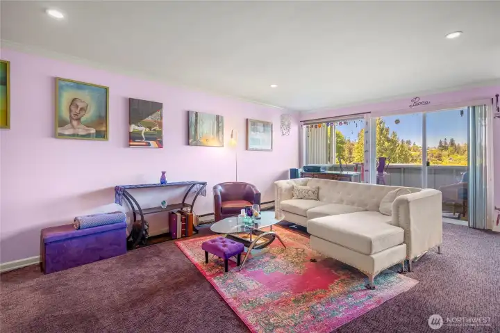 This Condo features a ton of natural light, great sunsets and easy access to everything the Edmonds Bowl has to offer.