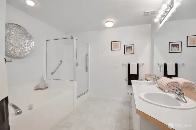 Primary bathroom w/ large shower, big soaking tub & dual sink vanity