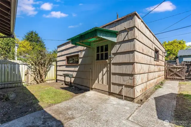 Such easy access to the detached garage.