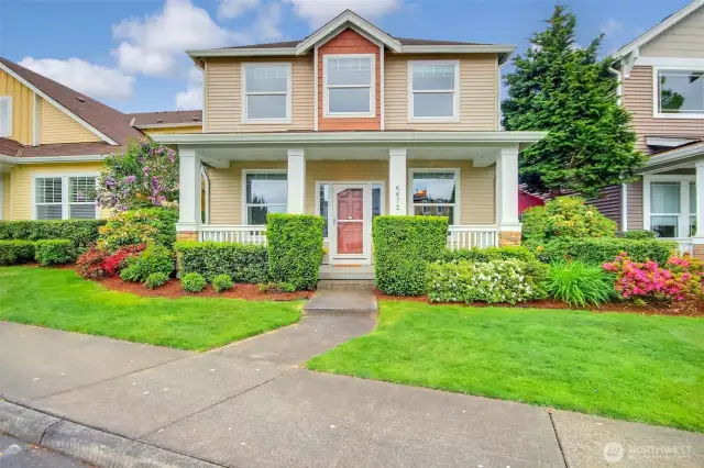 Situated on a quiet loop & walking distance to 10 acre park, Lakeland Town center & Lakeland elementary school.