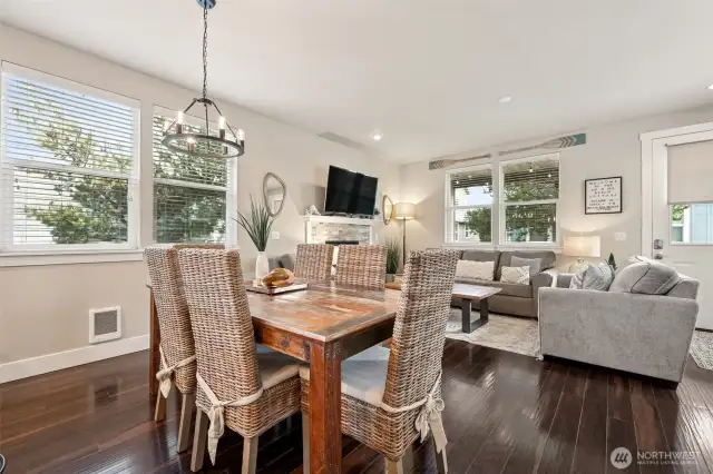 Dining room for 6 and seating at the breakfast bar.