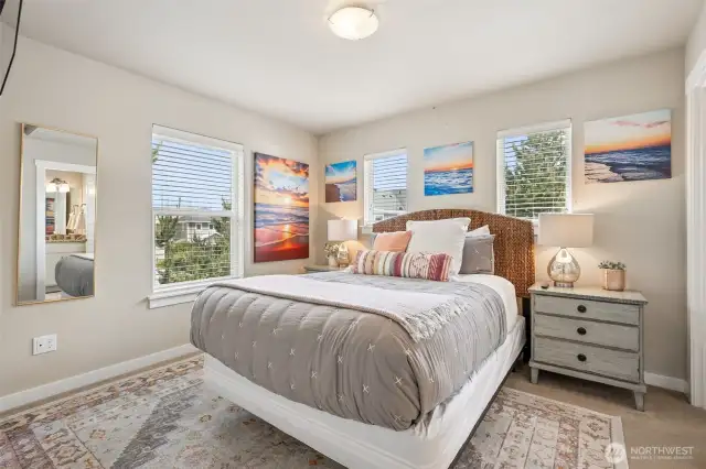 Quessn size bed with lots of room.