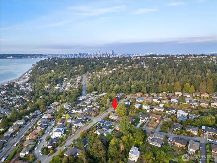 Perched above iconic Alki Beach with breathtaking views—just minutes from the heart of downtown Seattle! Just one block from the bus or Water Taxi to downtown Seattle.