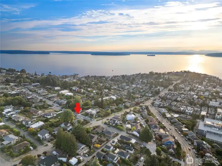 Just a short stroll away, Alki Beach has such a relaxing vibe—perfect for starting the day with a cozy coffee or winding down with a delicious dinner by the water.