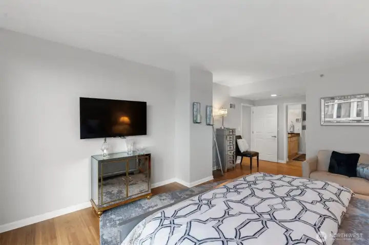 King-sized layout with walk-in closet and ensuite access.