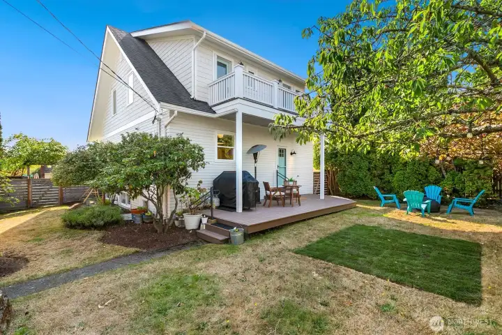 The east side of the yard is the perfect spot for your green thumb. So much sunlight and the value of being on the corner!
