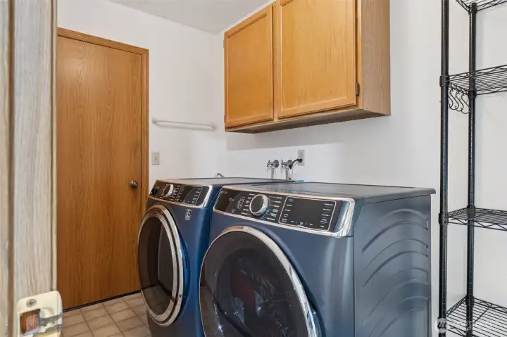 Spacious utility closet. W/D stay!