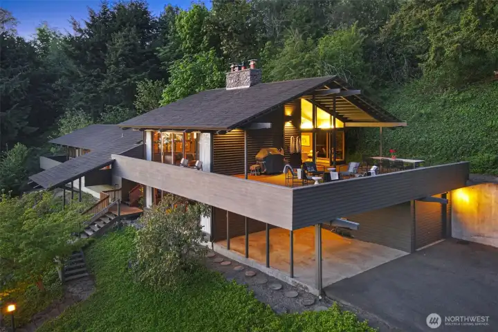 Welcome to Innis Arden and this incredible home, designed in 1958 by famed NW modernist architect Ralph Anderson. Welcome to Innis Arden and this incredible home, designed in 1958 by famed NW modernist architect Ralph Anderson.