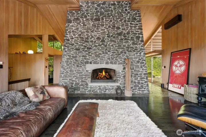 Quite an impressive fireplace. Quite an impressive fireplace.