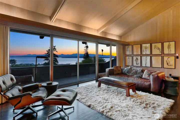 Floor to ceiling windows in all the places it counts. Floor to ceiling windows in all the places it counts.