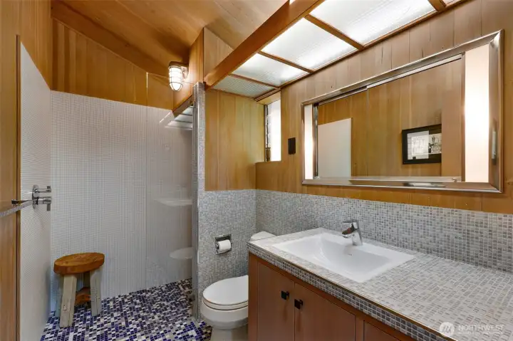 Primary en-suite bath. Primary en-suite bath.