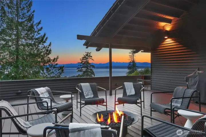 Huge south facing deck for entertaining, complete with gas plumbed fire. Huge south facing deck for entertaining, complete with gas plumbed fire.