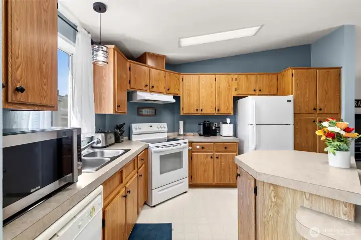 Well-designed work-flow kitchen offering functional counter space. Well-designed work-flow kitchen offering functional counter space.