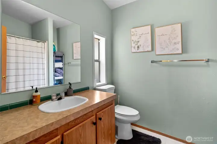 Full primary bath offering privacy and convenience within the split-bedroom floor plan. Full primary bath offering privacy and convenience within the split-bedroom floor plan.