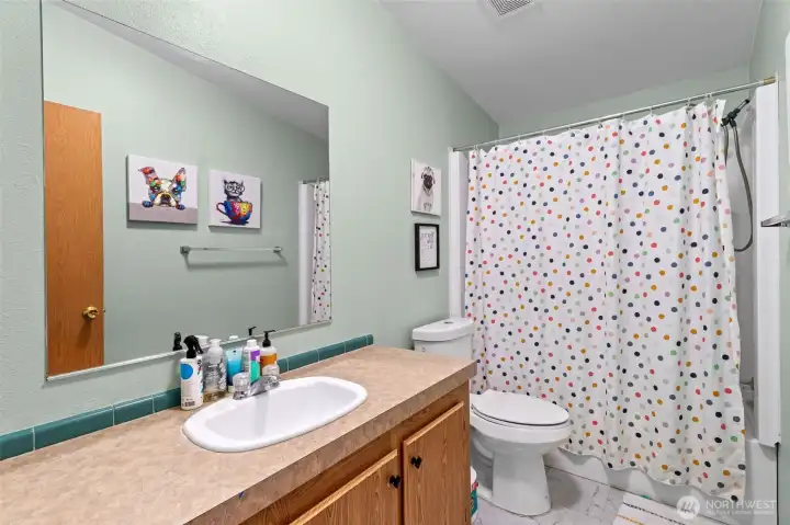 Centrally located hall guest bath convenient to the secondary bedrooms and main living areas. Centrally located hall guest bath convenient to the secondary bedrooms and main living areas.
