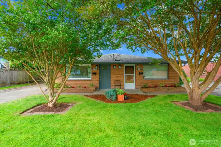 Investor Alert! welcome to this turn-key duplex on a quiet street in prime downtown Renton. Both units are side by side and feature tons of private parking, a grassy backyard, a personal storage shed & a front and side door.