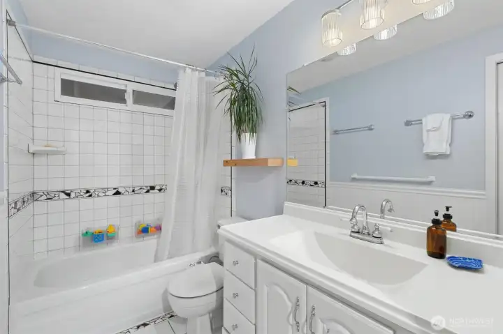 Clean full bathroom with bright finishes