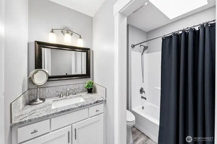 Main upstairs hallbath with skylight! Main upstairs hallbath with skylight!