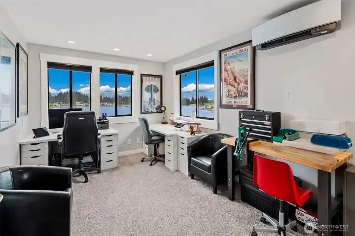 Corner Bedroom w/amazing lake views! Corner Bedroom w/amazing lake views!