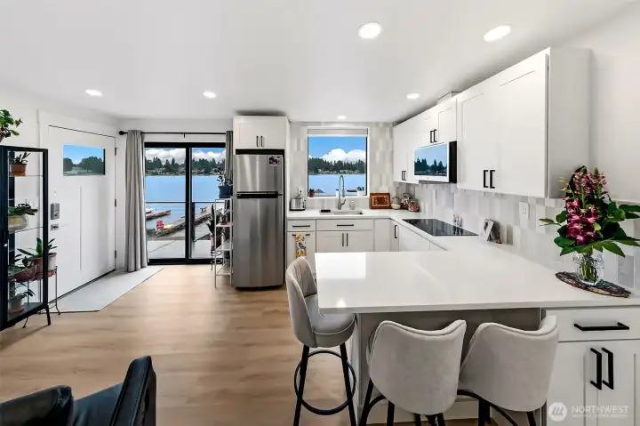 Full functioning kitchen in 1BR suite w/quartz counters! Full functioning kitchen in 1BR suite w/quartz counters!