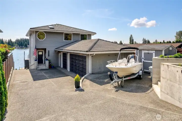 Large driveway with lots of parking! Large driveway with lots of parking!