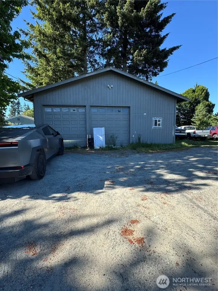 Huge garage with a 1 bedroom unit. Huge garage with a 1 bedroom unit.