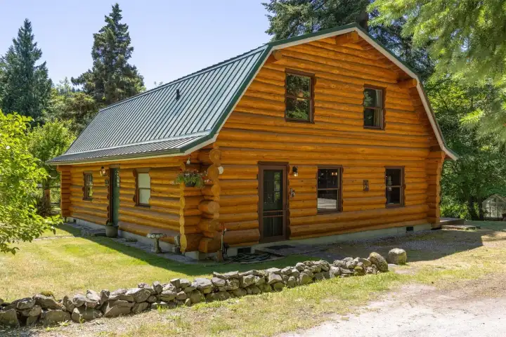 Stunning log home with warmth and character. Stunning log home with warmth and character.