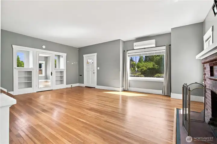 Living Room Oak Hardwood Floors Unstaged