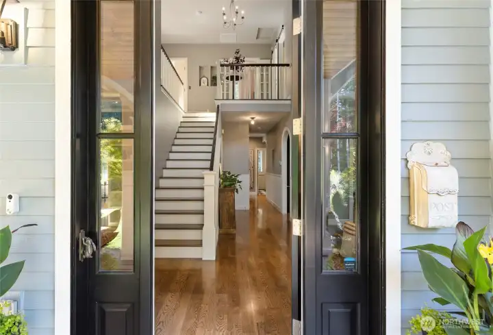Welcoming entry - note the high ceilings