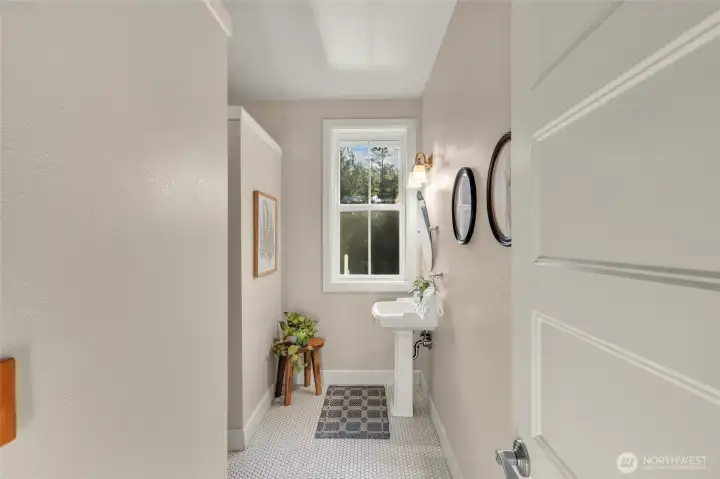 Hallway bath with Shower