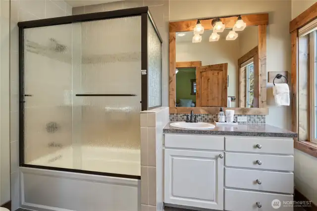 2nd ensuite bathroom
