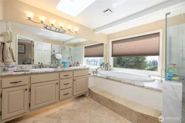 Enormous five-piece bath