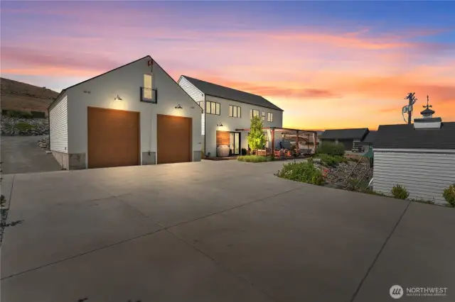 4 Bedroom, 3 bath, home on Columbia River Shoreline 10 min to Chelan!