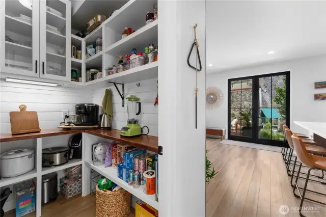 Walk-in Butler's pantry